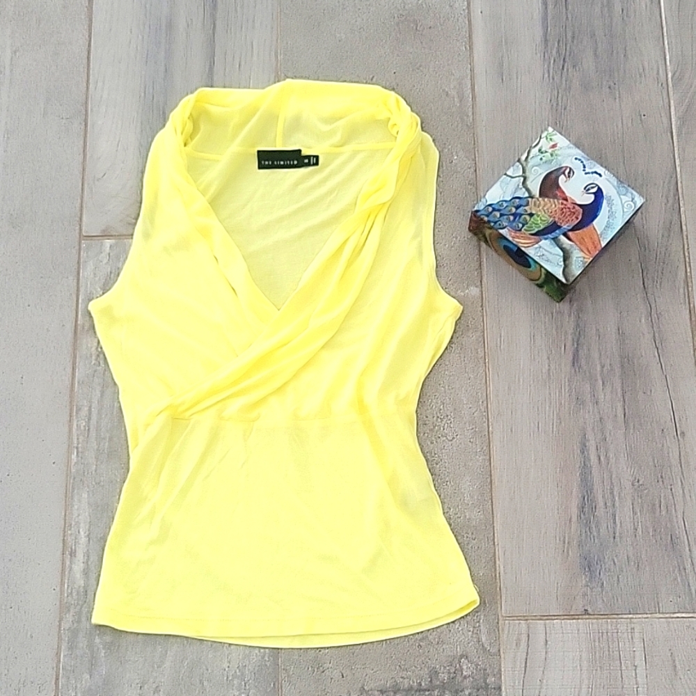 The limited yellow super light cross breast no sleeve blouse size extra small